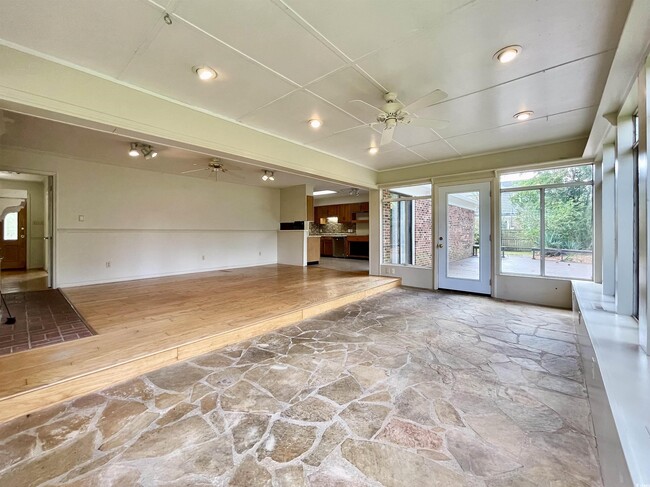 Building Photo - 219 Green Lake Dr
