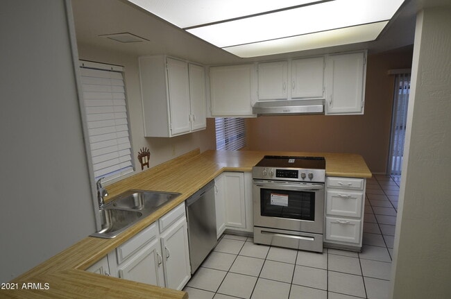 Building Photo - 2107 W El Alba Way