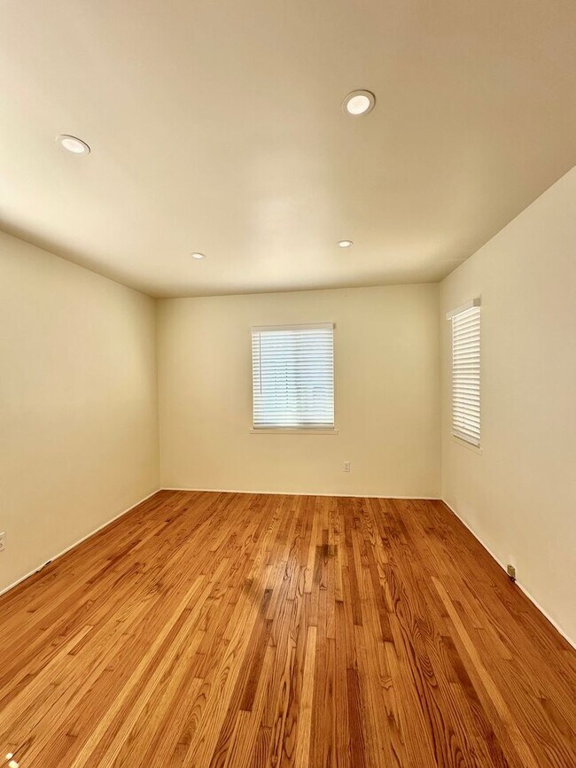 Building Photo - Beautifully Remodeled Unit on the East Side of Santa Barbara