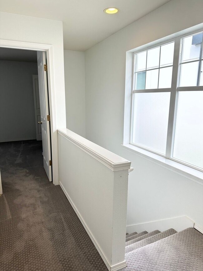 Building Photo - Great Crown Hill Townhouse Near Carkeek Pa...