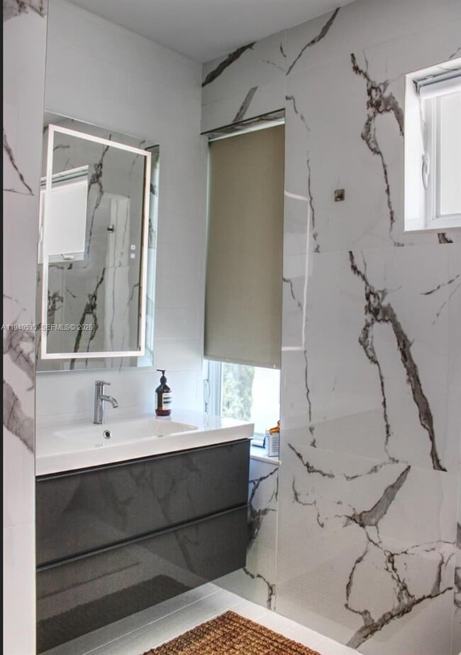 Building Photo - 4710 Pine Tree Dr