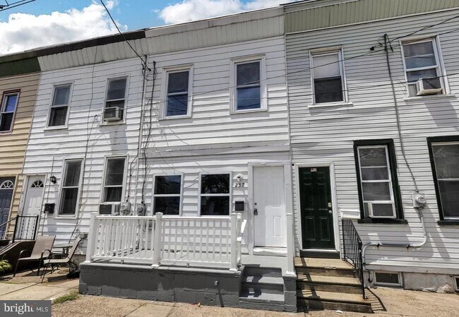 Building Photo - 237 3rd St