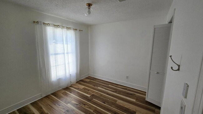 Building Photo - 211 N Cervidae Dr
