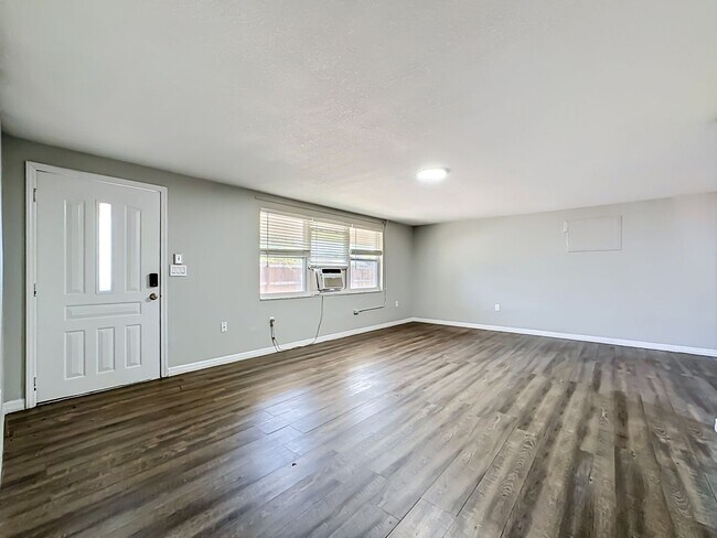 Building Photo - 702 21st Ave W