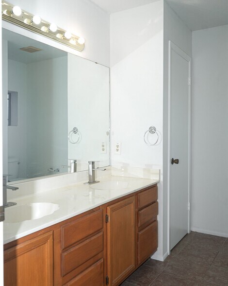 Building Photo - 8011 Sunshine Trail Dr