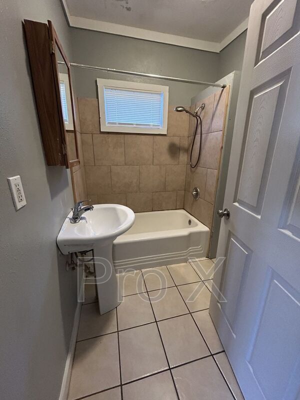 Building Photo - 112 Potlizer