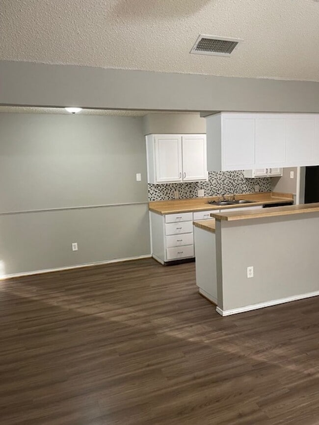 Building Photo - 322 Spring Branch Ln