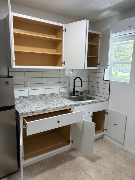 Building Photo - 2733 Glenview Dr