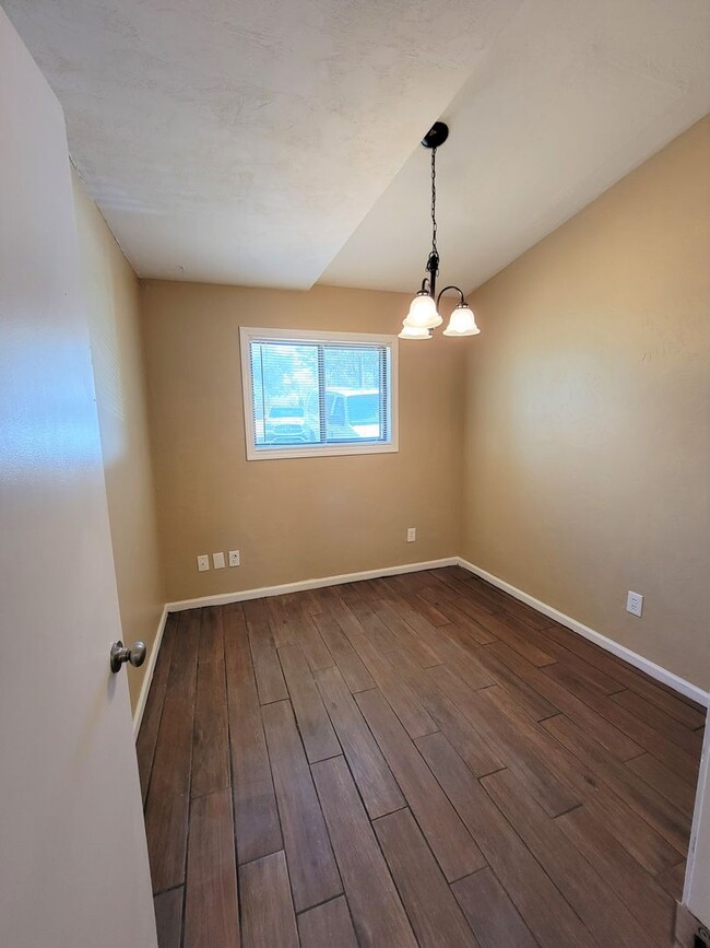 Building Photo - Spacious 3 bedroom duplex for rent in NE T...