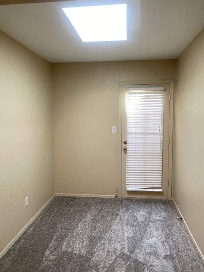 Building Photo - Cute townhome conveniently located in Nort...