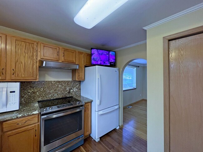 Building Photo - NE Tacoma - Large 3 bedroom 2.5 bathroom w...