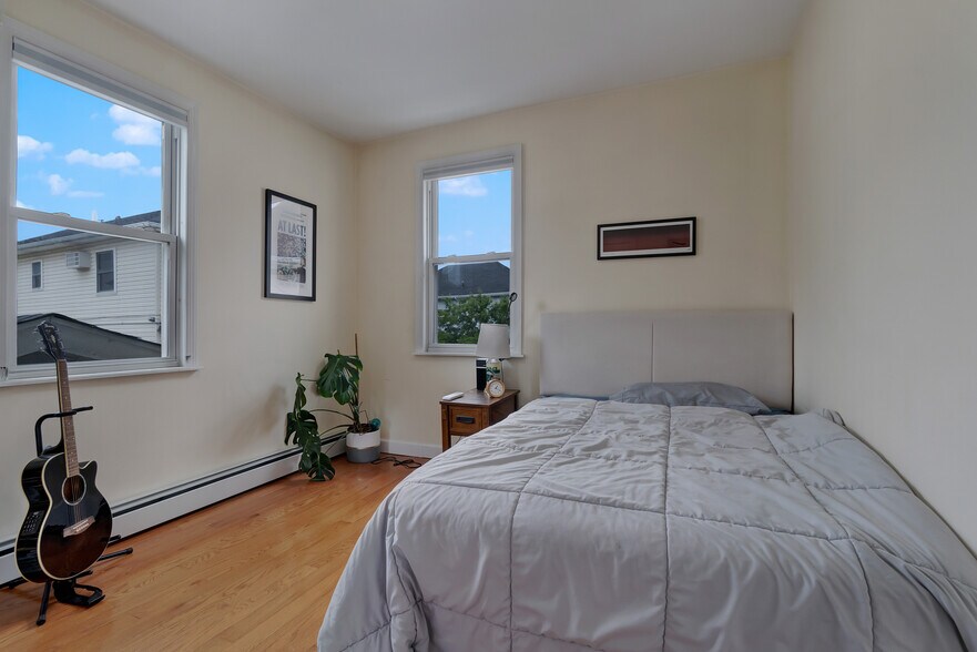 Primary Photo - 6940 Gouverneur Ave
