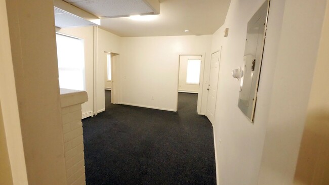 Building Photo - Updated large 2BR 1BA home with driveway p...