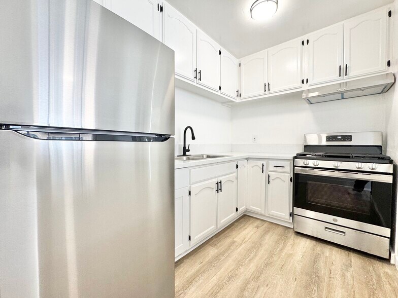 Building Photo - 716 W 81st St