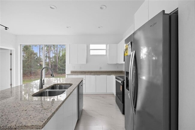 Building Photo - 1923 Sunniland Blvd