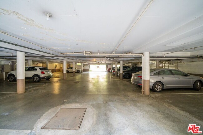 Building Photo - 6728 Hillpark Dr