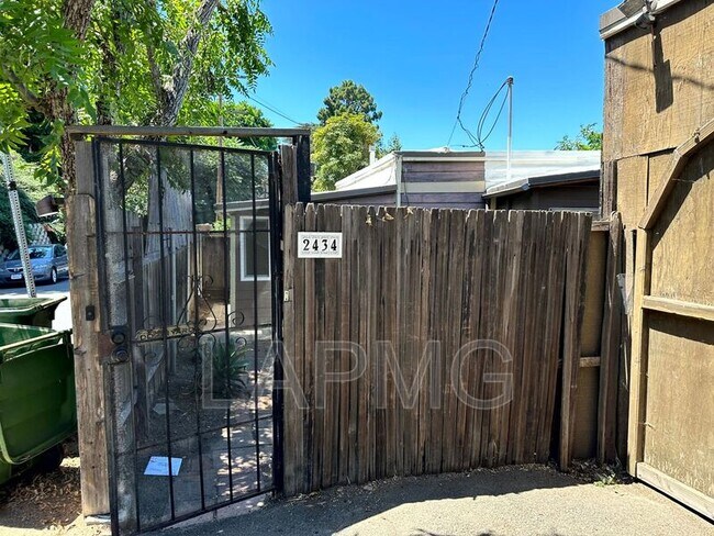 Building Photo - 2434 Echo Park Ave