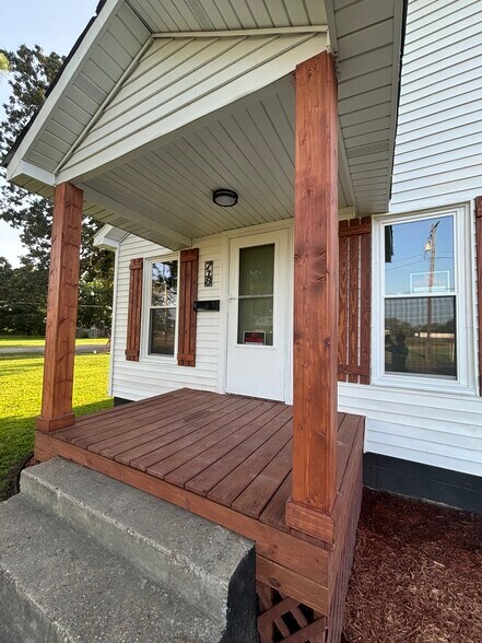 Building Photo - 718 S Pine St