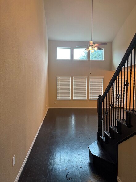 Living room ( double height ceiling) - 333 Phoebe Dr