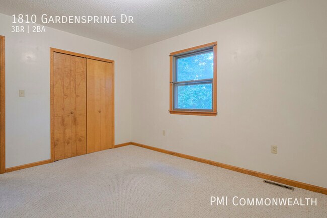 Building Photo - 3 Bed / 2 Bath Single Family (Available 7/...