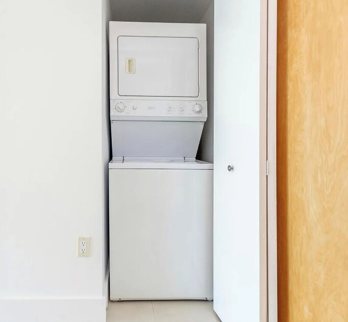 Building Photo - 350 S Miami Ave