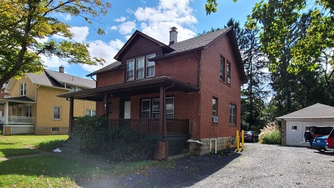 Building Photo - Classic, Spacious 4-Bedroom 2-Bath House C...
