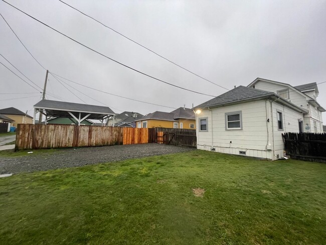 Building Photo - 2015 B St