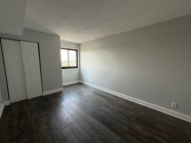 Building Photo - Modern 1 Bedroom Apartment With Stunning C...