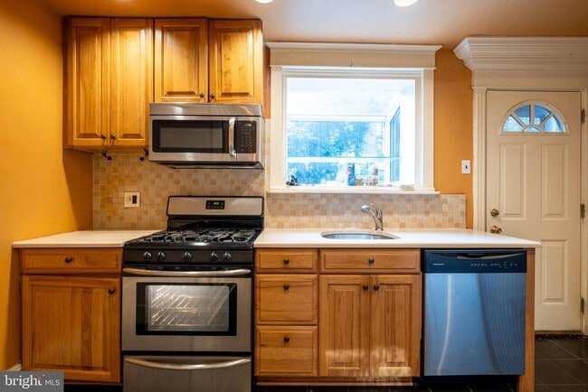 Building Photo - 606 S Delhi St