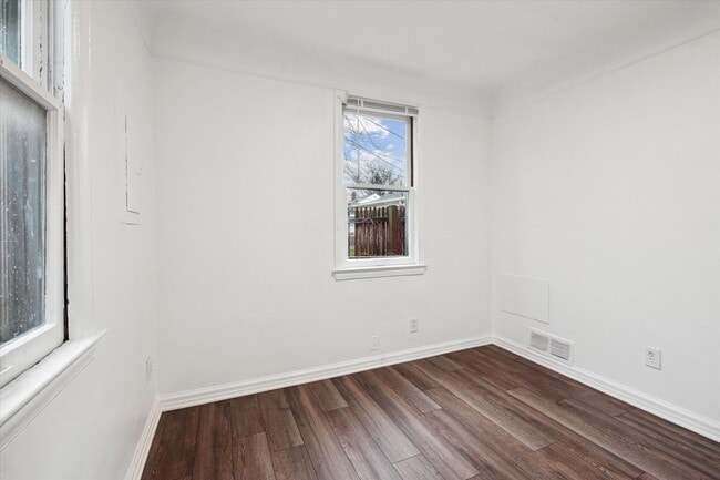 Building Photo - 3 bedroom 2 full bathrooms Warren $1,300