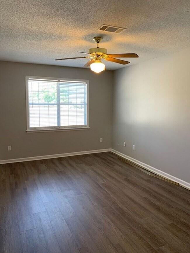 Building Photo - Remerton Townhome