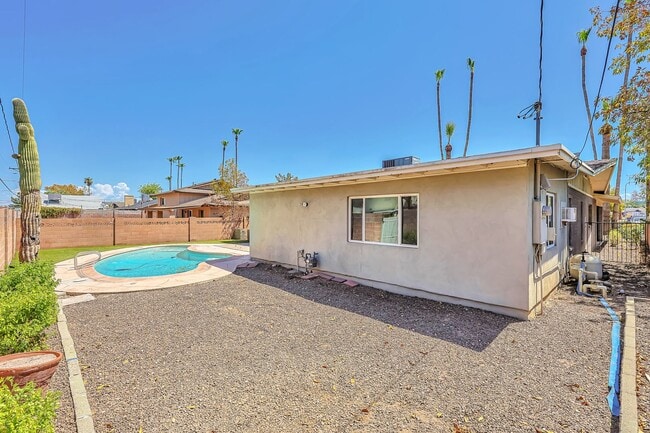 Building Photo - 3820 Grandview: Spacious 4-bedroom, 2-bath home with large bedrooms and no carpet