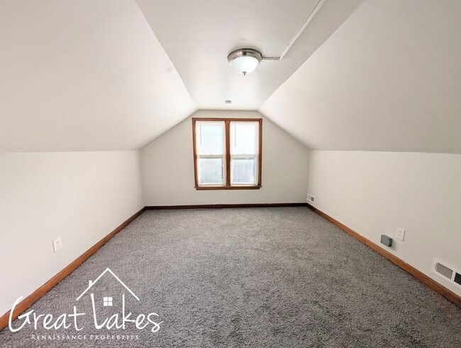 Building Photo - Beautiful 2 Bedroom 1 Bathroom now availab...