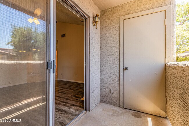 Building Photo - 533 W Guadalupe Rd