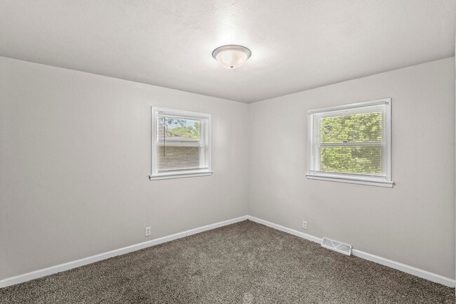 Building Photo - 3 Bedroom Home Available NOW
