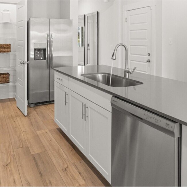Building Photo - This well-maintained 3-bedroom, 3-bath hom...