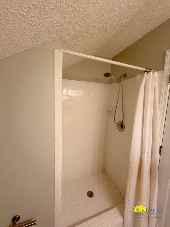Building Photo - Spacious 5-Bedroom Home with Heated Pool & Hot Tub in Niceville!