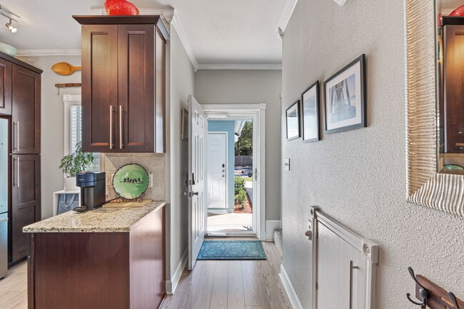 Building Photo - 2711 Bay Club Dr