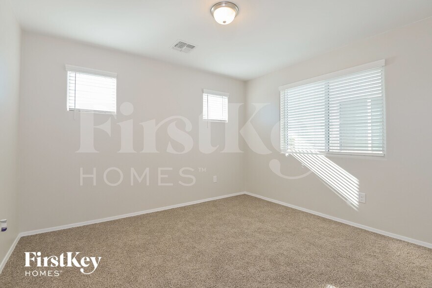 Building Photo - 2851 N Fair Oaks Ave