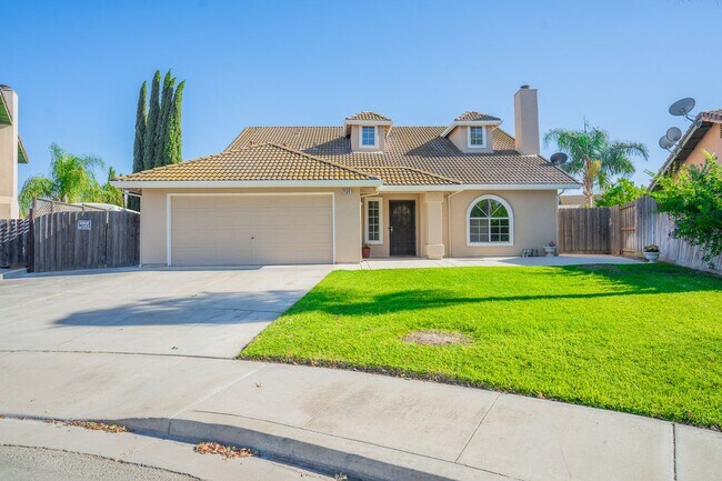 Building Photo - BEAUTIFUL 4 BEDROOM HOME WITH SWIMMING POOL!