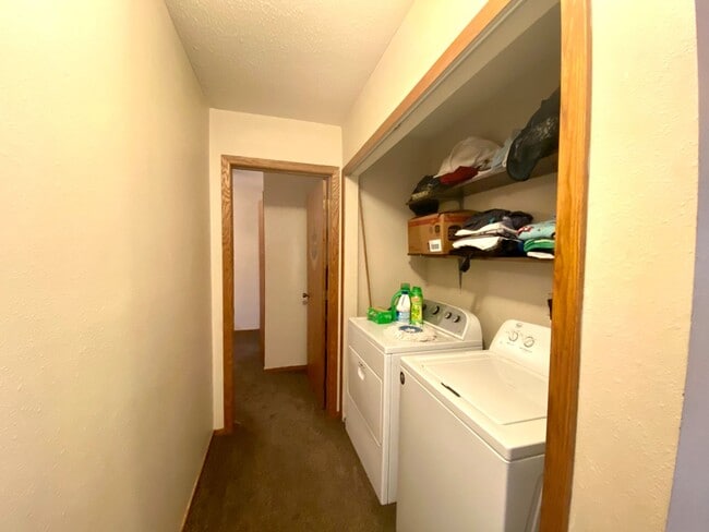 Building Photo - For Rent: Charming 3-Level Townhome in Qui...