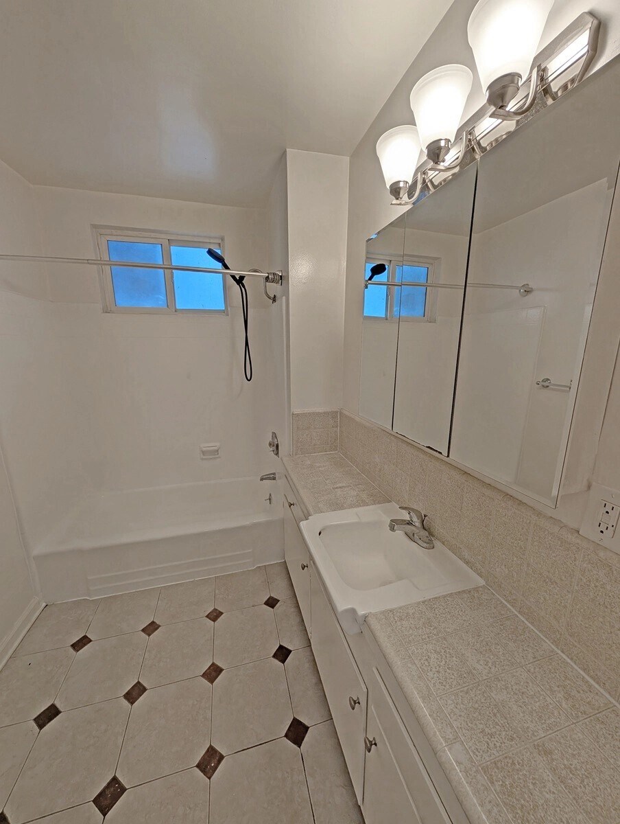 Building Photo - 833 S Plymouth Blvd