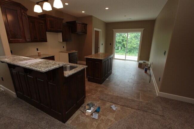 Building Photo - 3 Bedroom, 2 Bathroom Townhouse in Savanna...