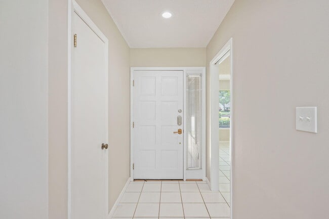 Building Photo - 1219 Oakmont Dr