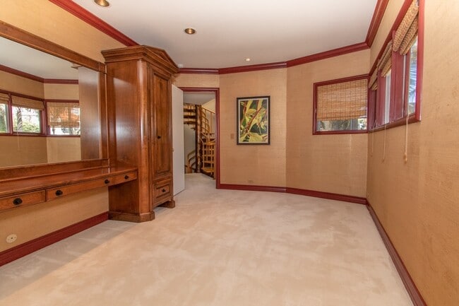 Building Photo - Extraordinary 5-Bed / 5-Bath Oceanfront Pr...