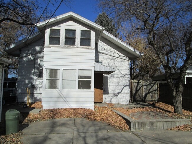 Building Photo - This Home Has 2 Sun Rooms
