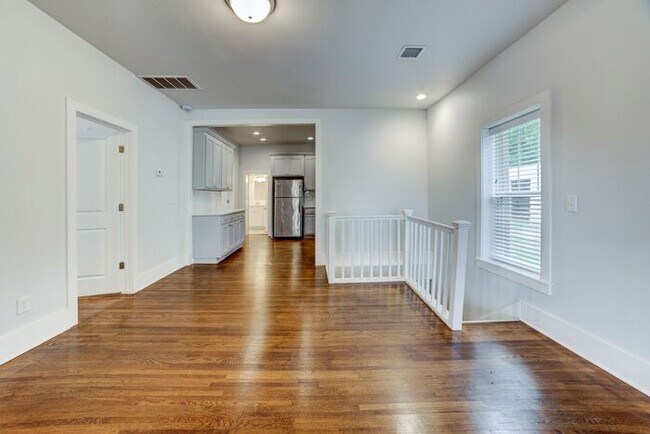 Building Photo - 3/2 Historical Home On Beautiful Main Stre...