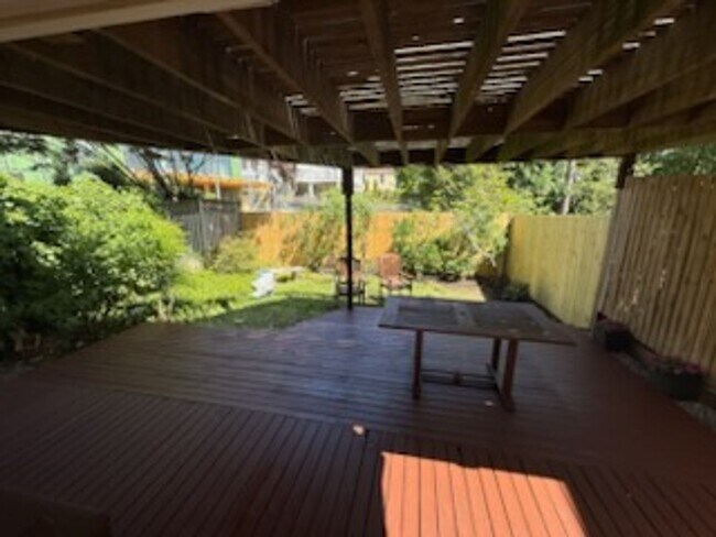 Building Photo - *DREAM LOCATION* 6BR Completely Renovated Duplex