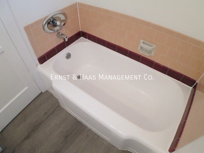 Building Photo - 215 E Scott St