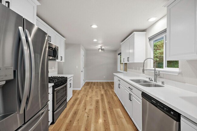 Building Photo - Renovated Tacoma Home with A/C, Huge Den, Bonus Office & Fully Fenced Yard!